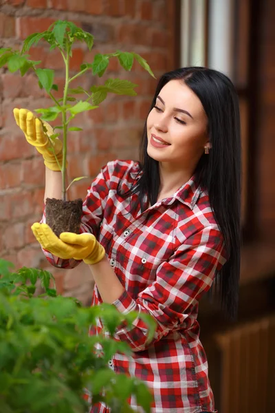 Ritratto di un affascinante giovane giardinaggio femminile — Foto Stock