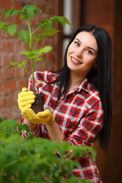Çekici bir genç kadın Bahçe portresi