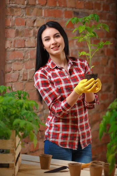 Portrait d'une charmante jeune femme jardinage — Photo