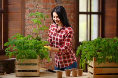 Bahçe büyüleyici genç kadın