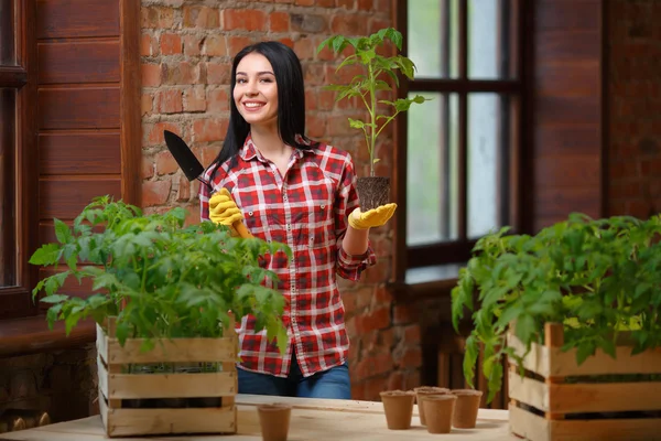 Affascinante giovane donna giardinaggio — Foto Stock