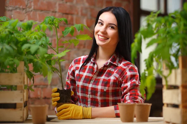 Affascinante giovane donna giardinaggio — Foto Stock