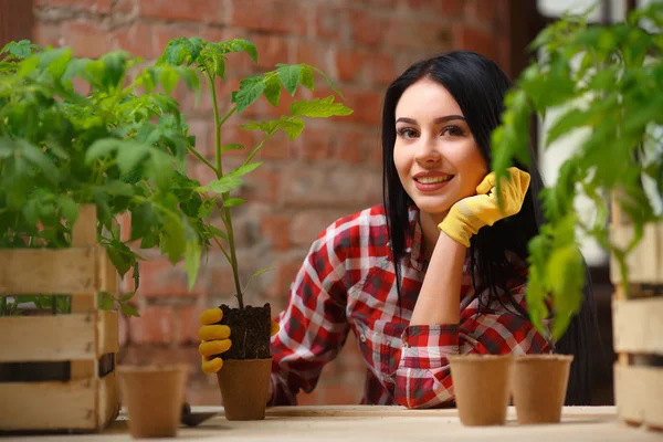 Affascinante giovane donna giardinaggio — Foto Stock