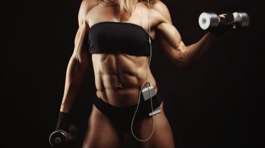 Kaslı genç kadının stüdyo çekimi