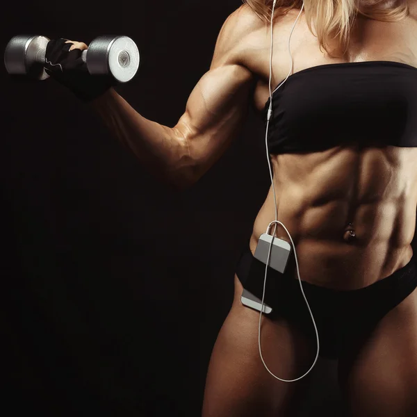 Studioaufnahme einer muskulösen jungen Frau — Stockfoto