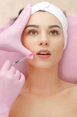 Yüz yaşlanma enjeksiyon