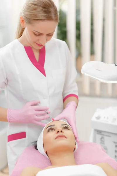 Envejecimiento facial inyección — Foto de Stock