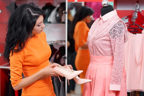 Beautiful young woman shopping in a clothing store — Stock Photo, Image