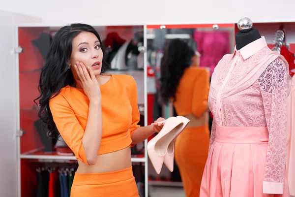 Beautiful young woman shopping in a clothing store — Stock Photo, Image
