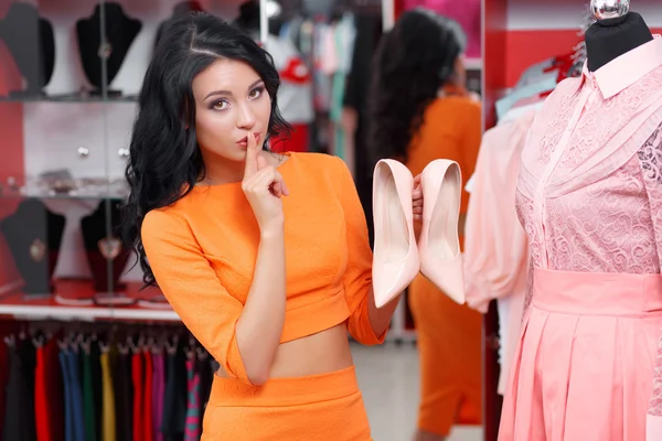 Beautiful young woman shopping in a clothing store — Stock Photo, Image