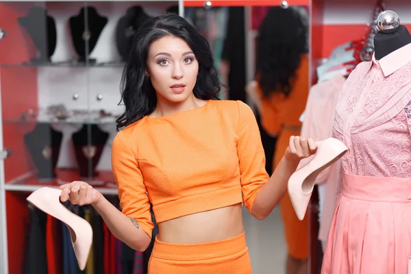 Красивая молодая женщина делает покупки в магазине одежды — стоковое фото