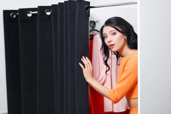 The young woman is dressed in a fitting shop — Stock Photo, Image