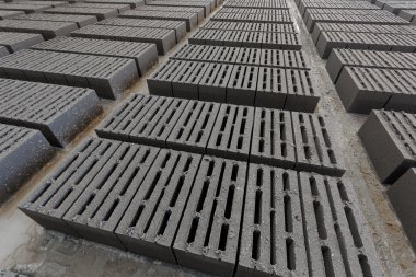 Gri tuğla yığını