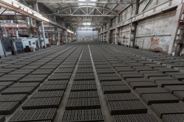 Gri tuğla yığını