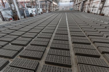 Gri tuğla yığını