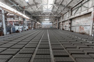 Gri tuğla yığını