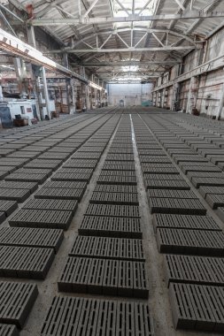 Gri tuğla yığını