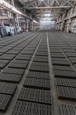 Gri tuğla yığını