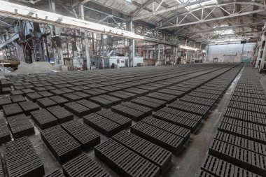 Gri tuğla yığını