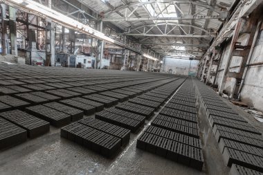 Gri tuğla yığını