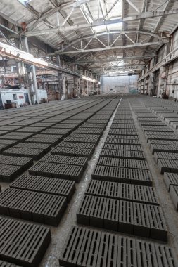 Gri tuğla yığını