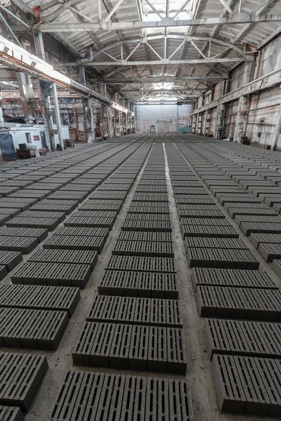 Gri tuğla yığını