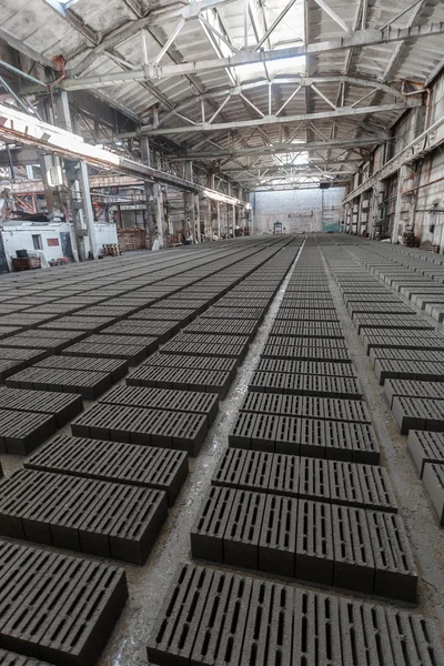 Gri tuğla yığını