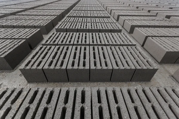 Pilha de tijolos cinzentos — Fotografia de Stock