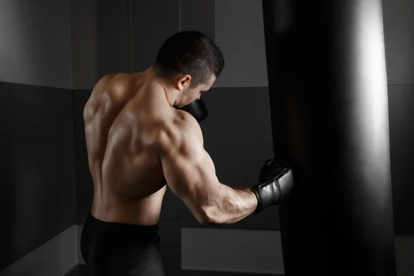 Mladý boxer vlaky na boxovací pytel — Stock fotografie