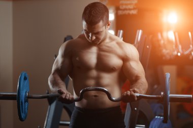 Halter salonunda ile egzersiz fitness adam