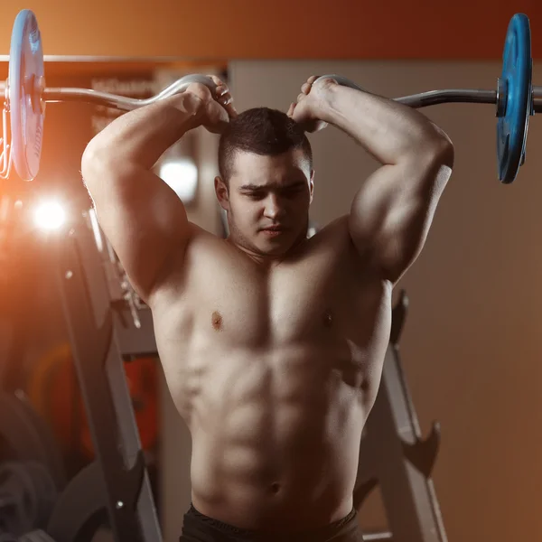 Fitness homme exercice avec haltère dans la salle de gym — Photo