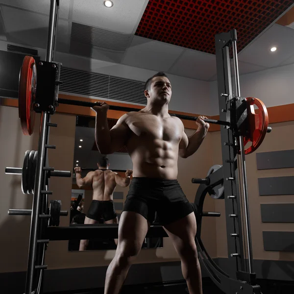 Hombre de fitness en el gimnasio . — Foto de Stock