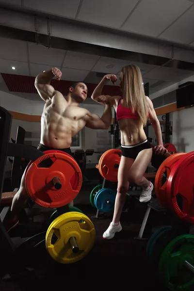 Fitness paar in de sportschool — Stockfoto