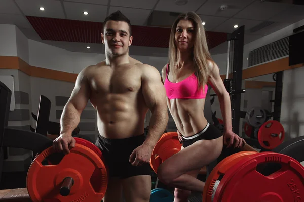 Pareja fitness en el gimnasio — Foto de Stock