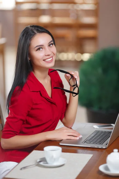 Giovane donna d'affari utilizza il computer portatile in caffè — Foto Stock