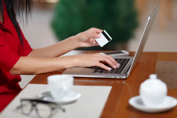 Handen creditcard bedrijf en met behulp van laptop — Stockfoto