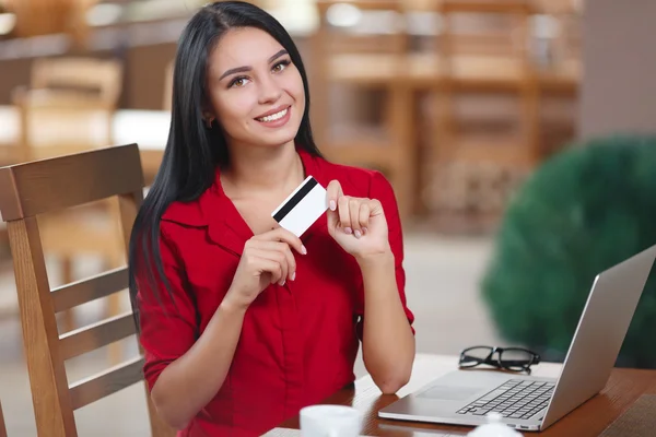 Wanita bisnis belanja online — Stok Foto