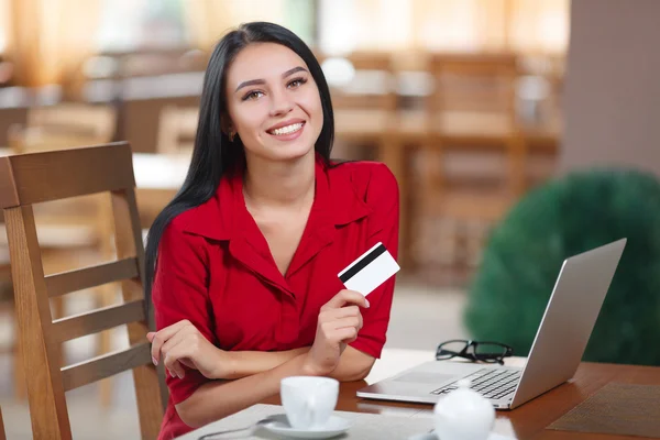 Zakenvrouw online winkelen — Stockfoto