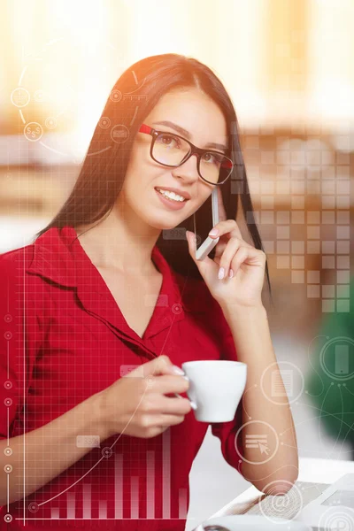 Giovane donna d'affari che parla su un cellulare — Foto Stock