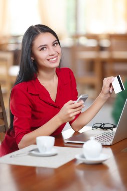 İş kadını online alışveriş