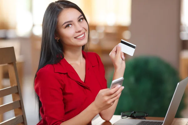 Zakenvrouw online winkelen — Stockfoto