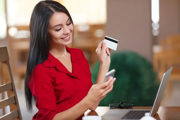 Zakenvrouw online winkelen — Stockfoto