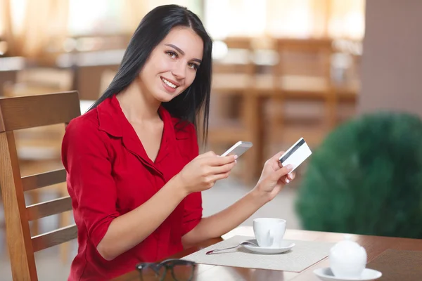 Zakenvrouw online winkelen — Stockfoto