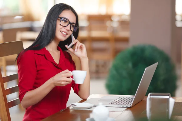 Jonge zakenvrouw praten op een mobiele telefoon — Stockfoto