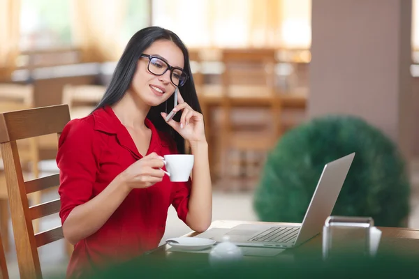 Jonge zakenvrouw praten op een mobiele telefoon — Stockfoto