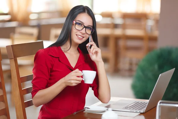 Junge Geschäftsfrau telefoniert mit einem Handy — Stockfoto