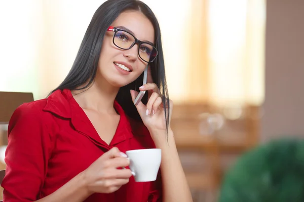 Giovane donna d'affari che parla su un cellulare — Foto Stock