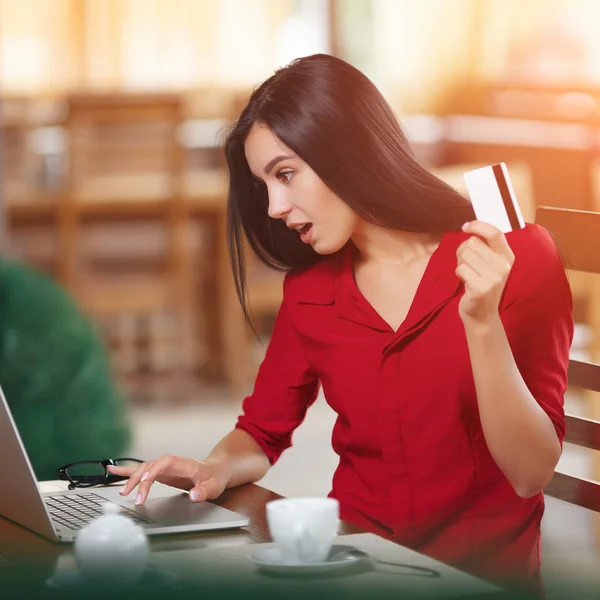 Boos zakenvrouw online winkelen — Stockfoto