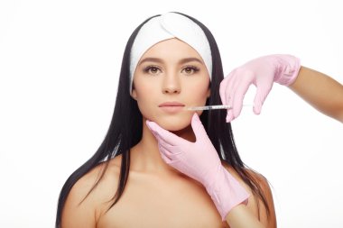 Genç kadın botox enjeksiyon alır