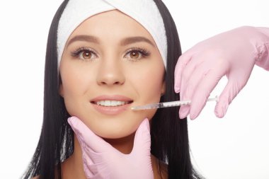 Genç kadın botox enjeksiyon alır